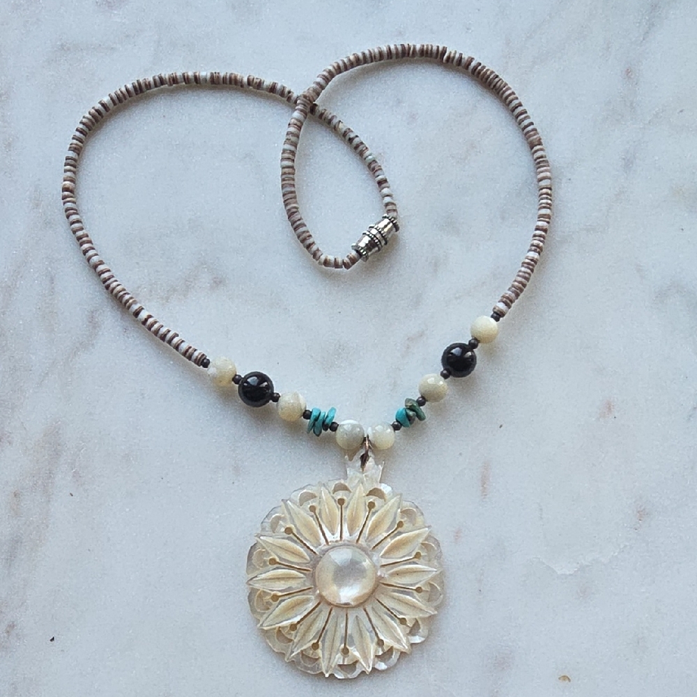 Vintage Mother Of Pearl Flower Pendant Necklace
